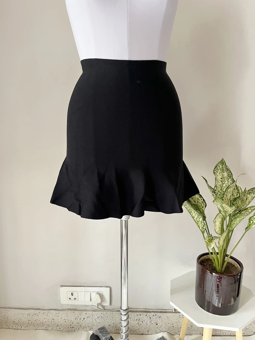 Black flounce skirt 