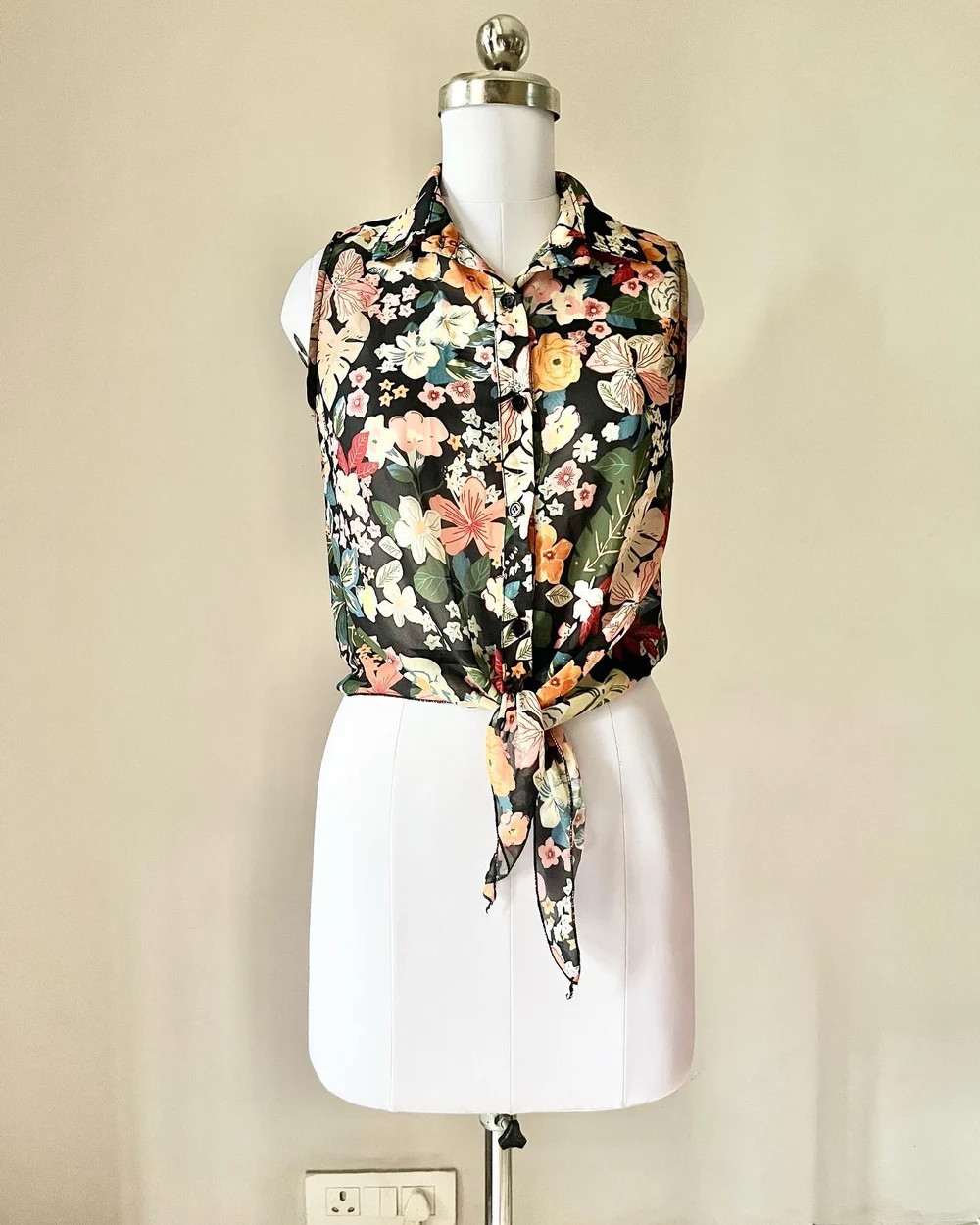 Sleeveless tie-up floral shirt 