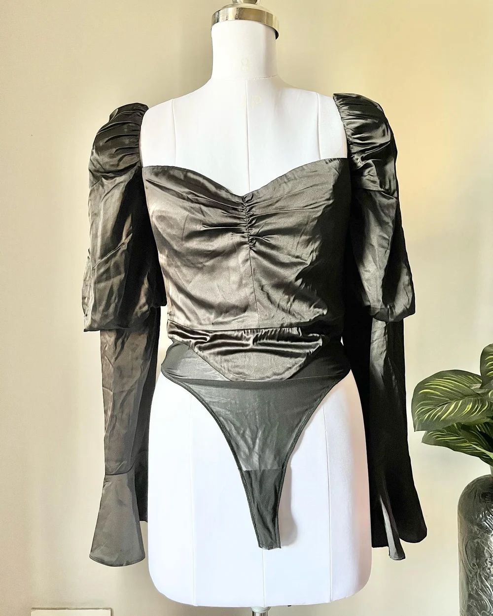 Puff sleeves sweetheart-neck bodysuit 