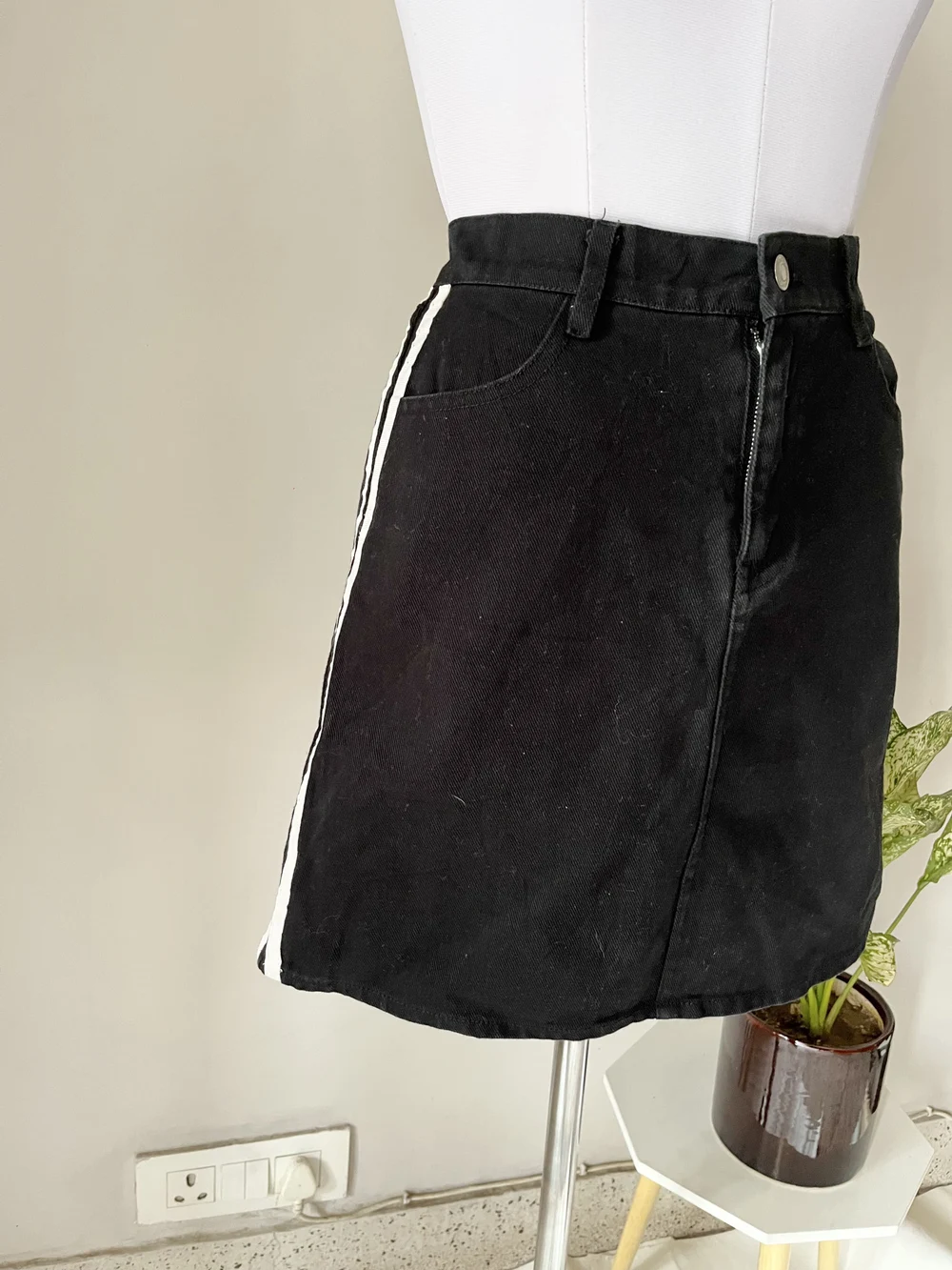 Black stripe denim skirt