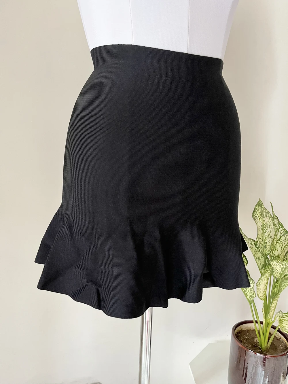 Black flounce skirt 