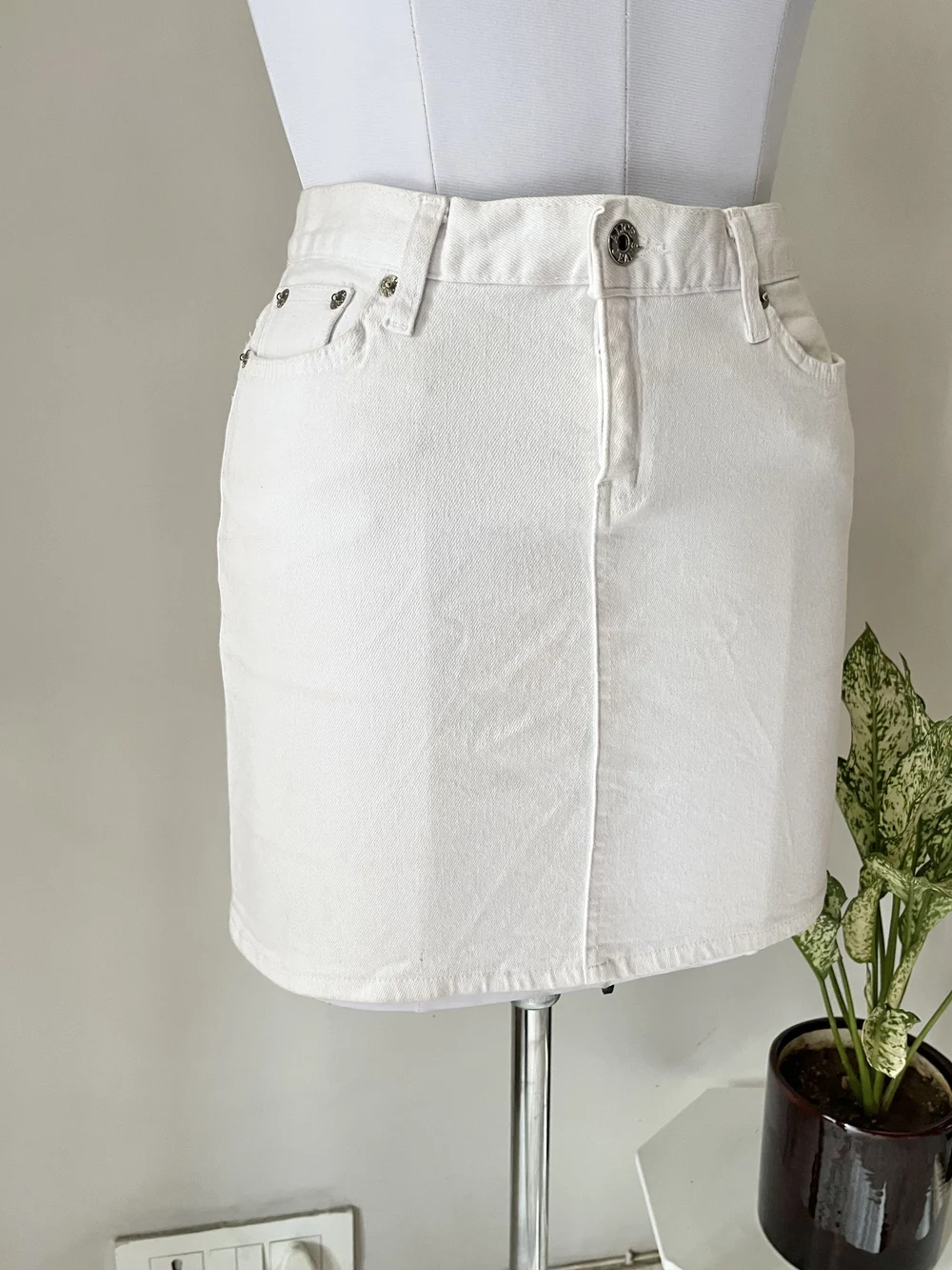 White denim skirt 