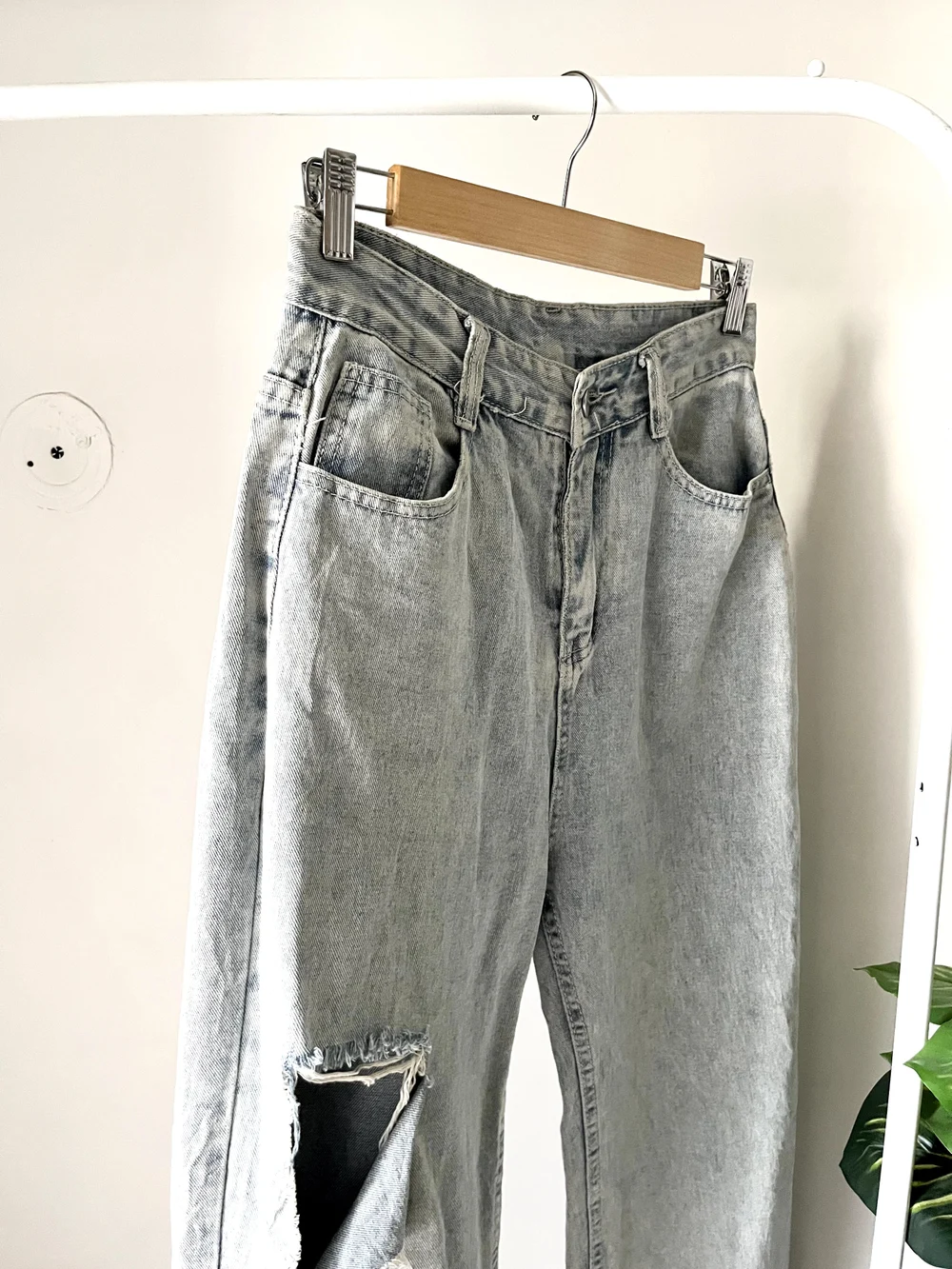 Blue ripped highwaist denim