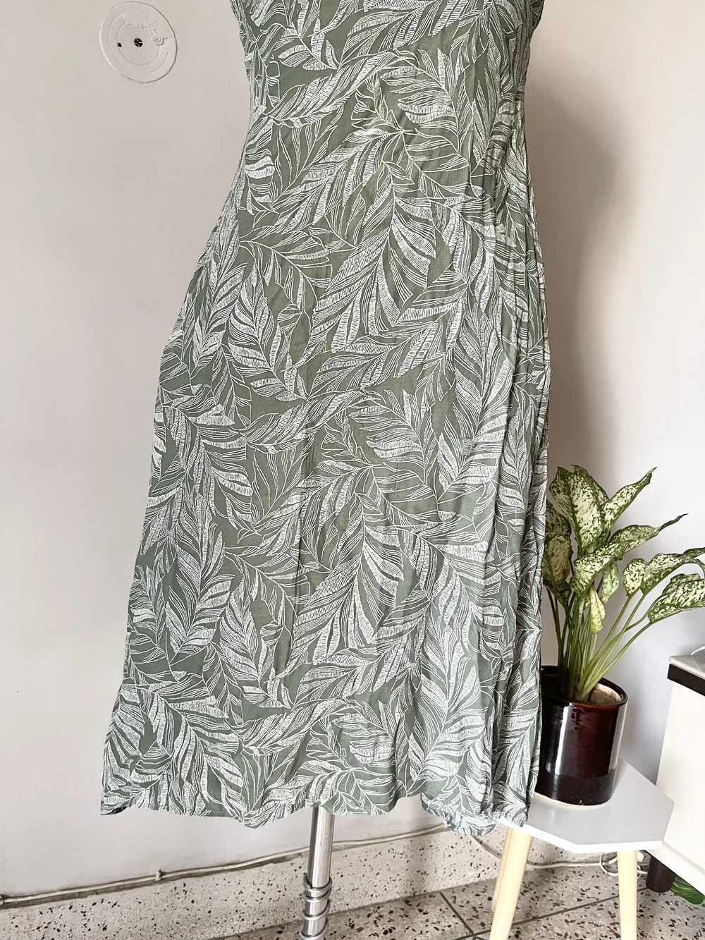 Green leaf prints dress