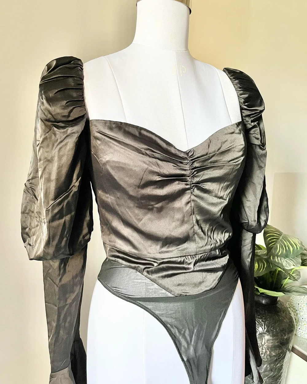 Puff sleeves sweetheart-neck bodysuit 