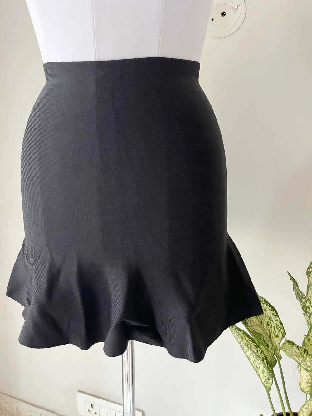 Black flounce skirt 