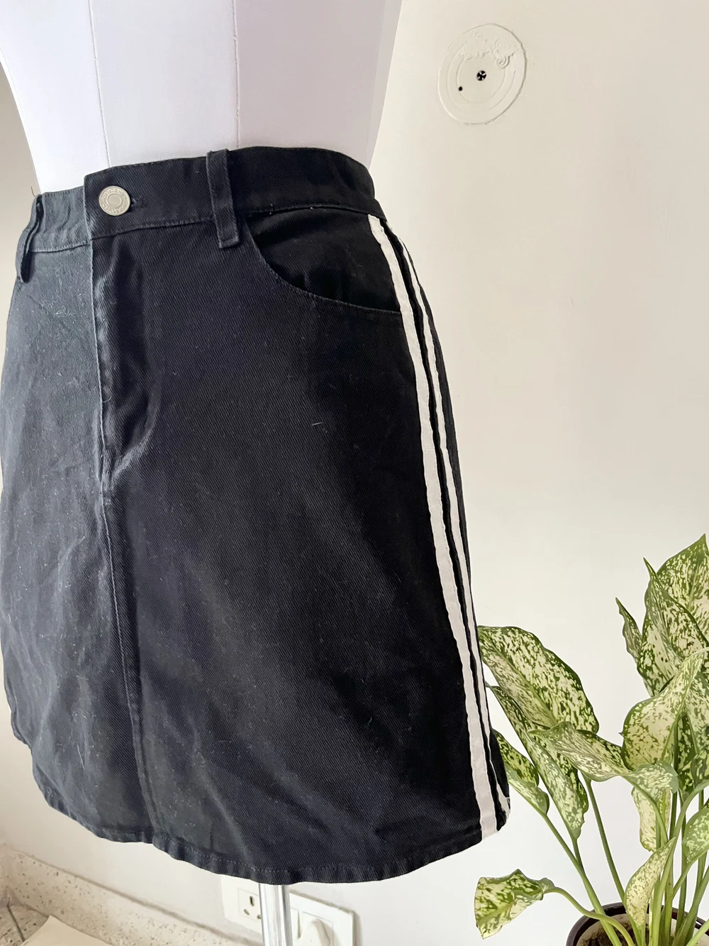 Black stripe denim skirt