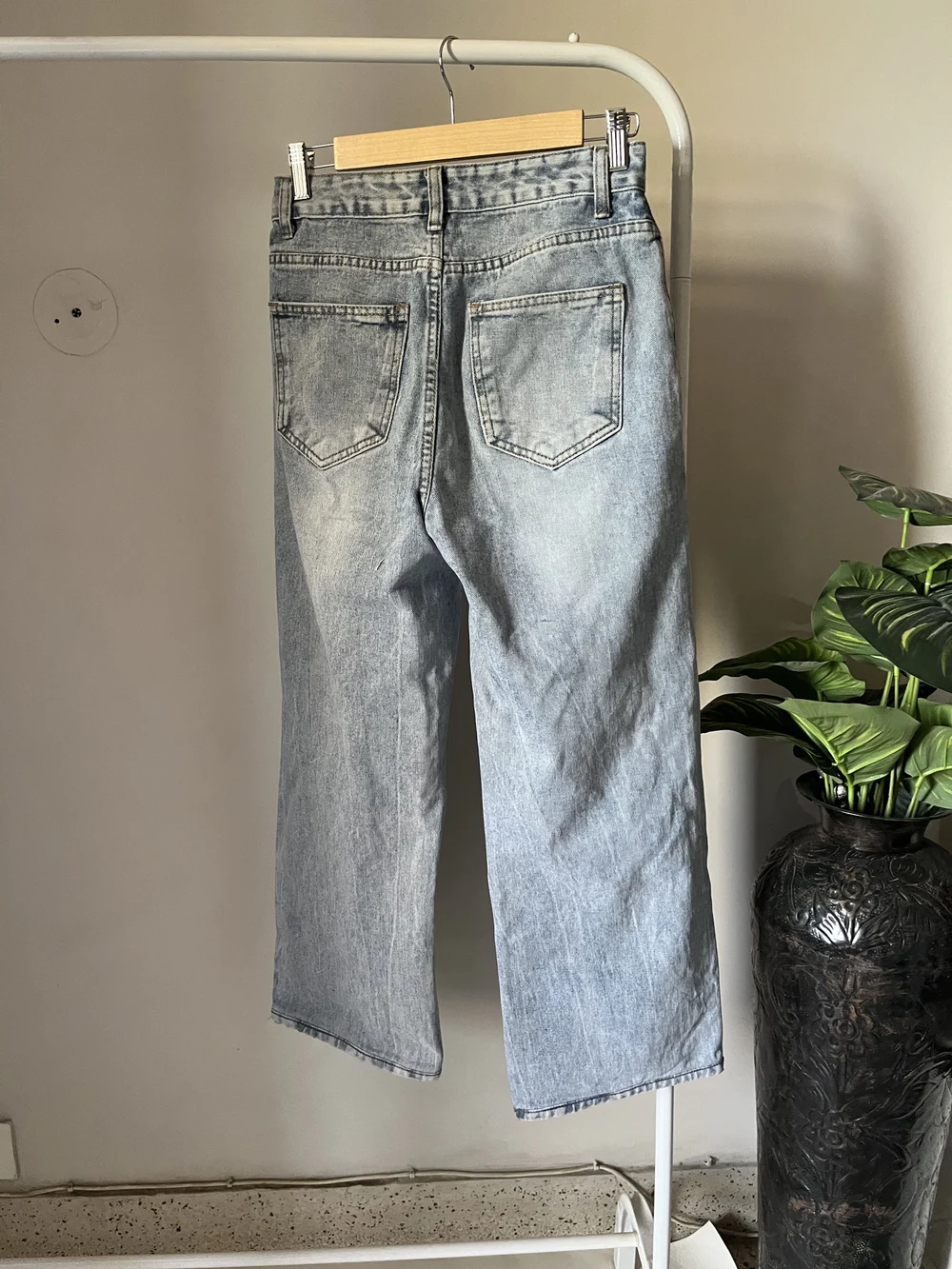 Blue acid wash knee-cute Jeans