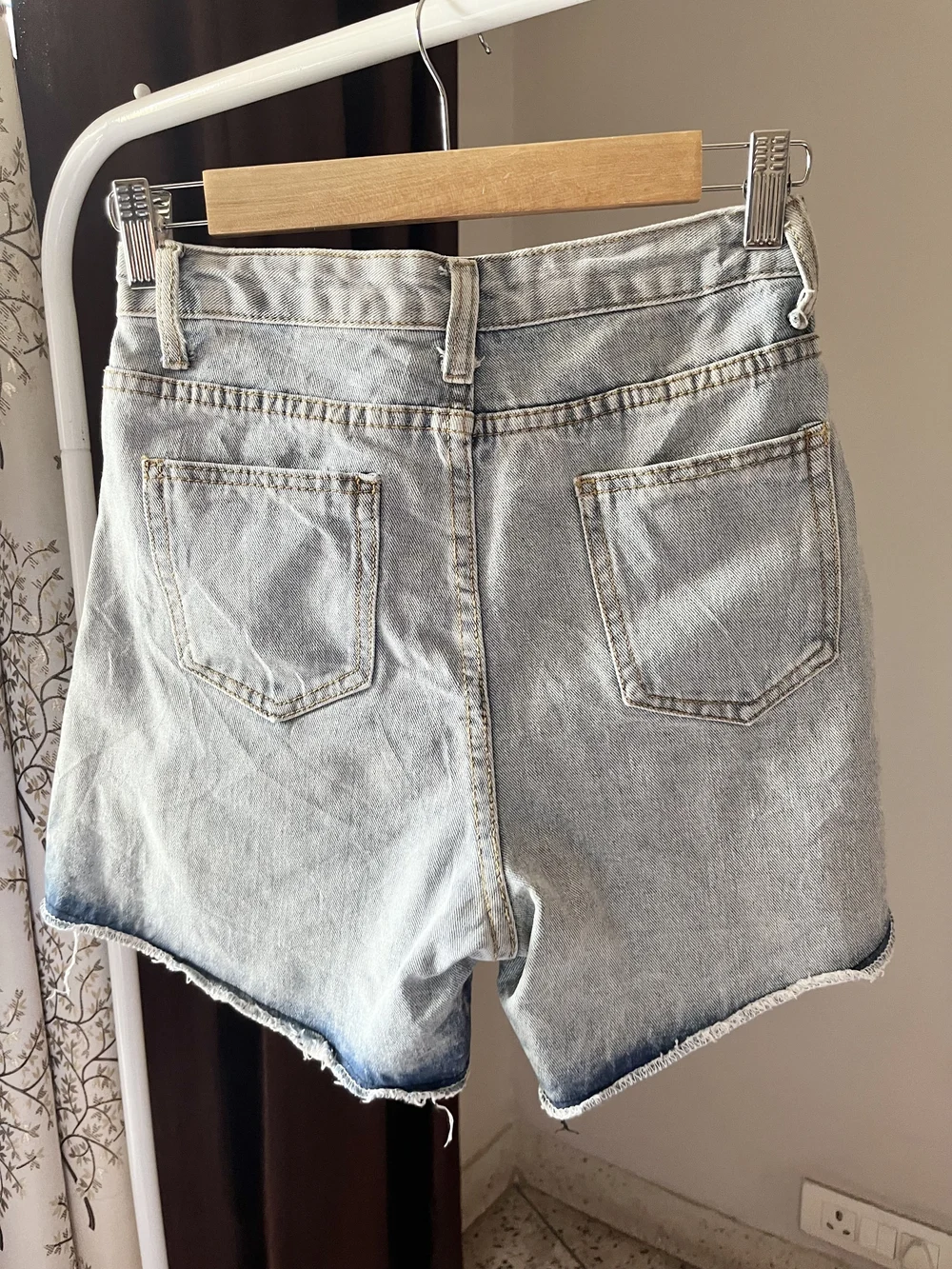 Embroiderd washed boyfriend shorts