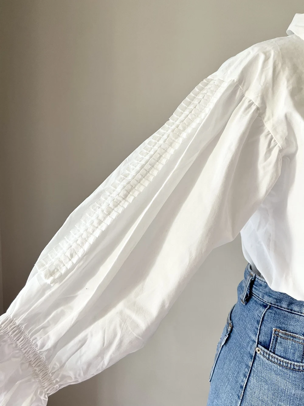 White puff sleeves shirt 