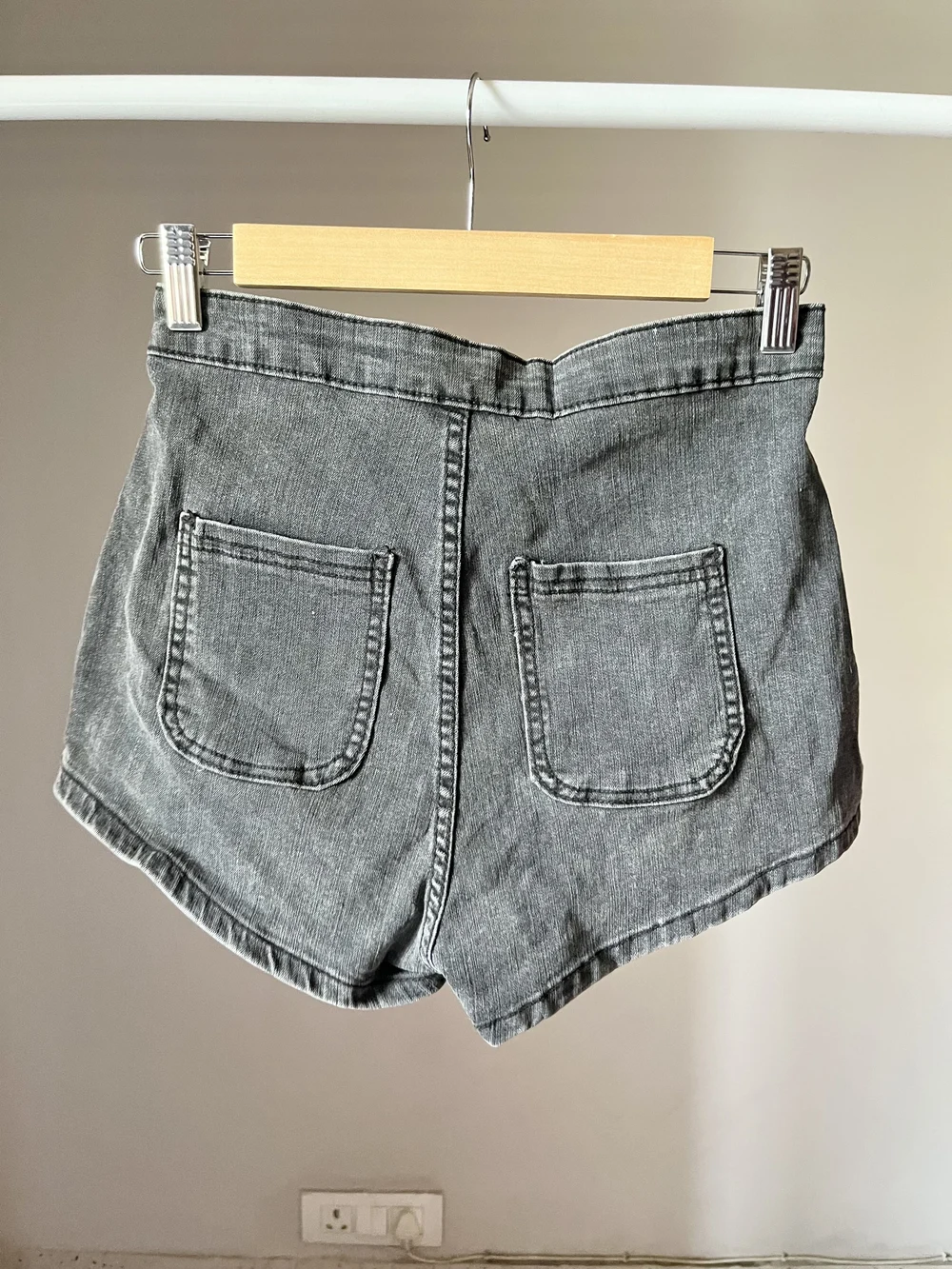 Black superhighwaist shorts