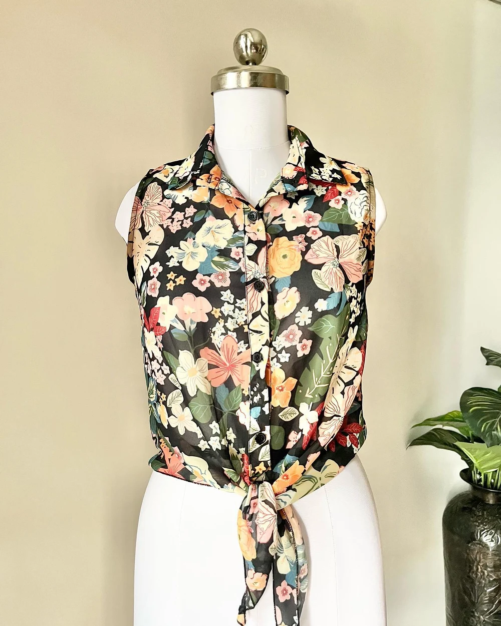Sleeveless tie-up floral shirt 
