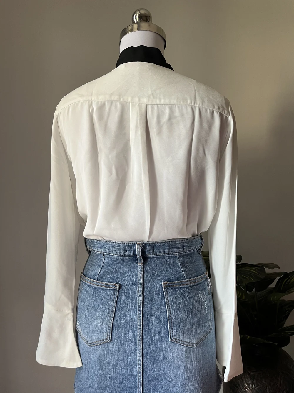 White tie-up bow shirt